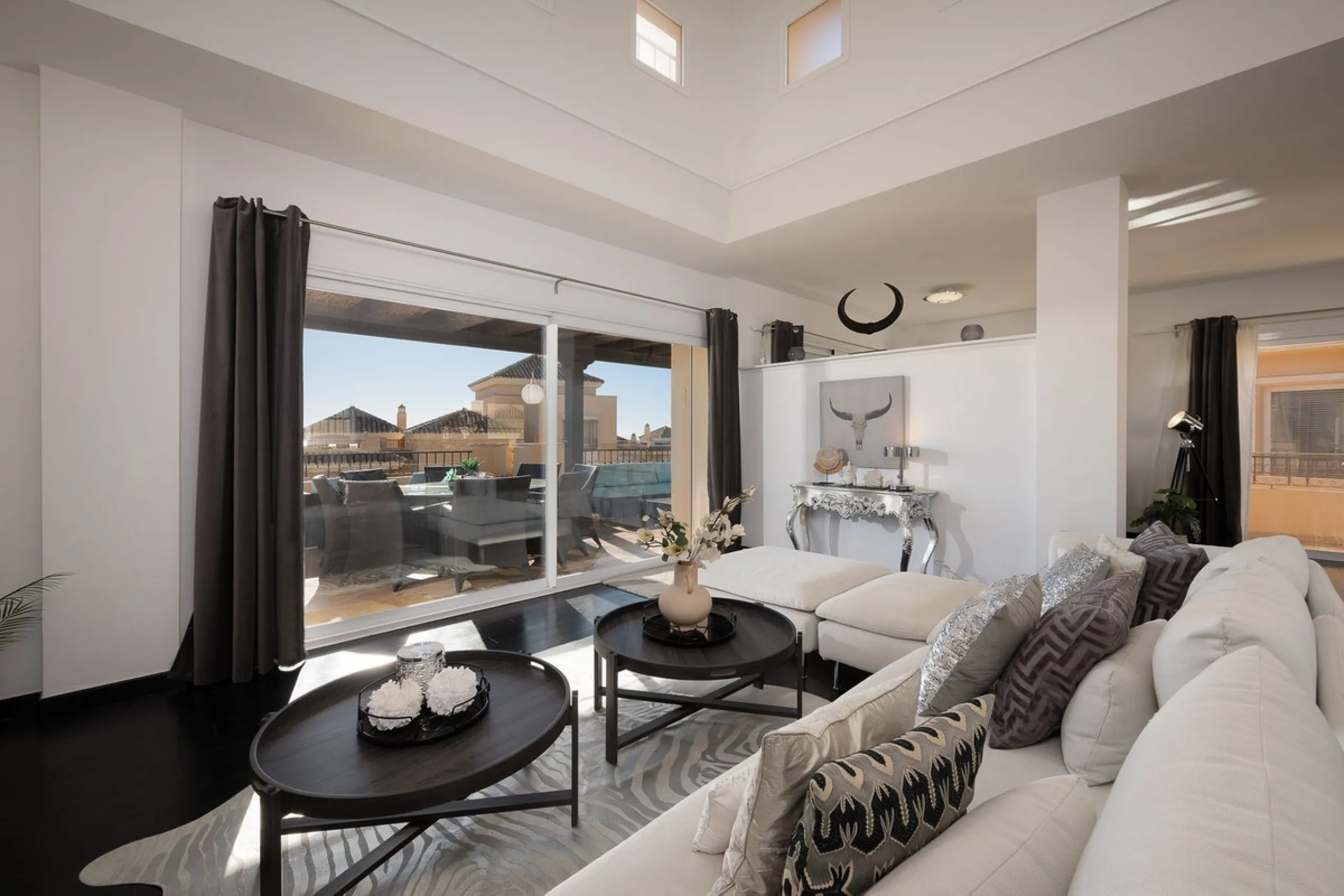 This stunning duplex penthouse in Elviria presents a unique opportunity for both investment and personal enjoyment, boasting unparalleled sea views and a prime location just moments from all amenities and the beach in Elviria.