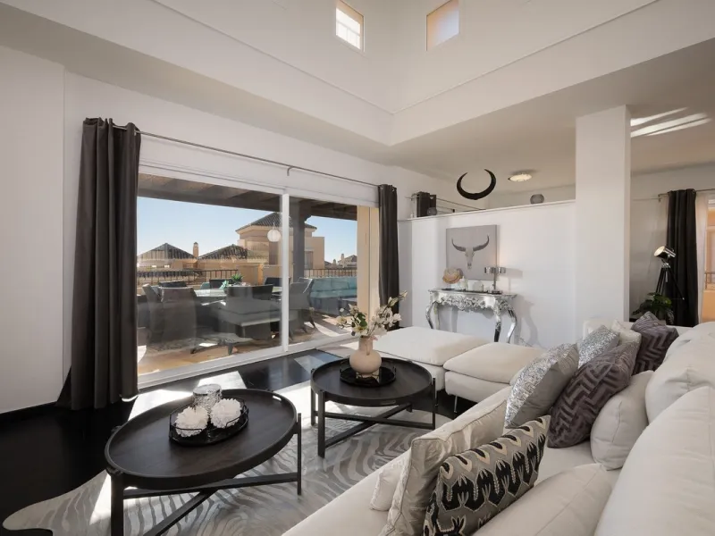 This stunning duplex penthouse in Elviria presents a unique opportunity for both investment and personal enjoyment, boasting unparalleled sea views and a prime location just moments from all amenities and the beach in Elviria.
