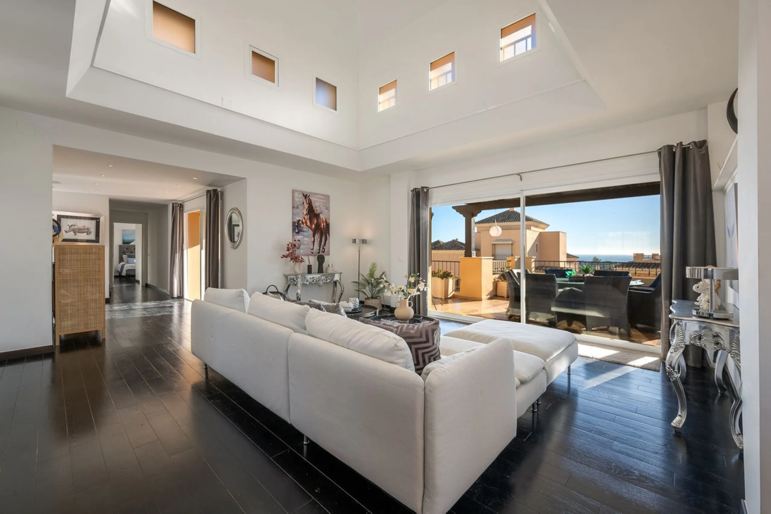 This stunning duplex penthouse in Elviria presents a unique opportunity for both investment and personal enjoyment, boasting unparalleled sea views and a prime location just moments from all amenities and the beach in Elviria.
