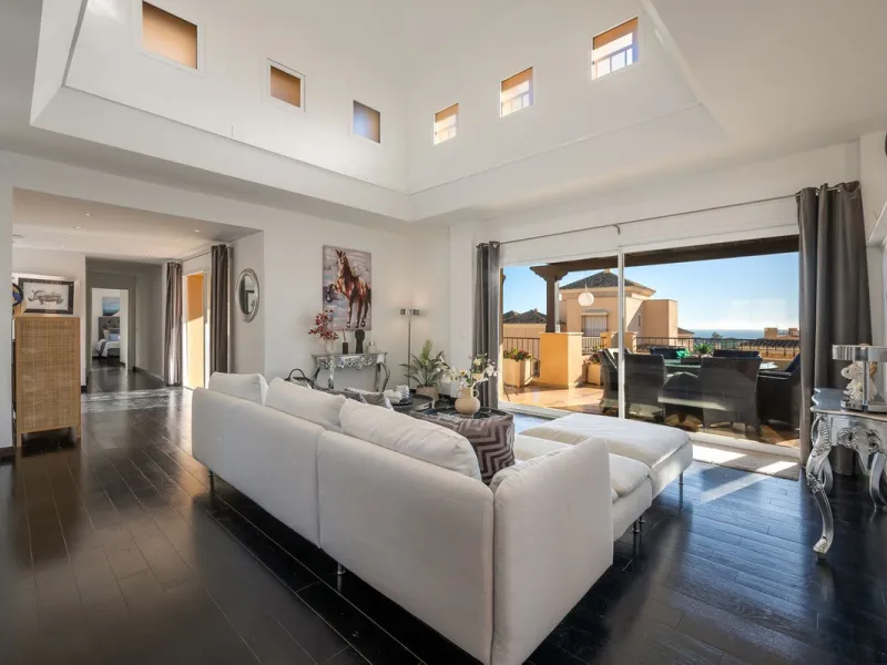 This stunning duplex penthouse in Elviria presents a unique opportunity for both investment and personal enjoyment, boasting unparalleled sea views and a prime location just moments from all amenities and the beach in Elviria.