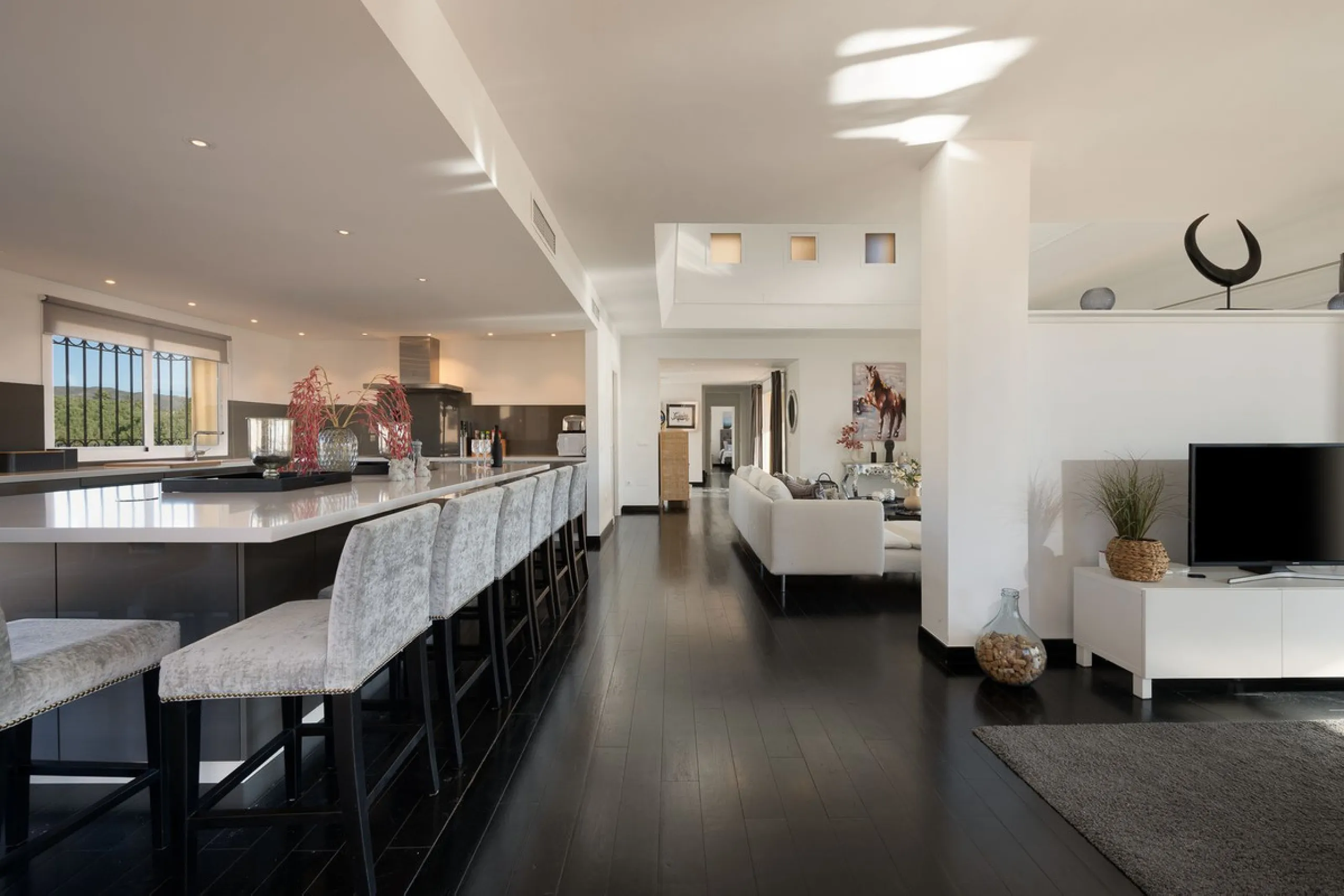 This stunning duplex penthouse in Elviria presents a unique opportunity for both investment and personal enjoyment, boasting unparalleled sea views and a prime location just moments from all amenities and the beach in Elviria.