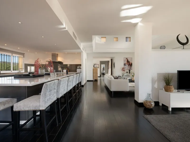 This stunning duplex penthouse in Elviria presents a unique opportunity for both investment and personal enjoyment, boasting unparalleled sea views and a prime location just moments from all amenities and the beach in Elviria.