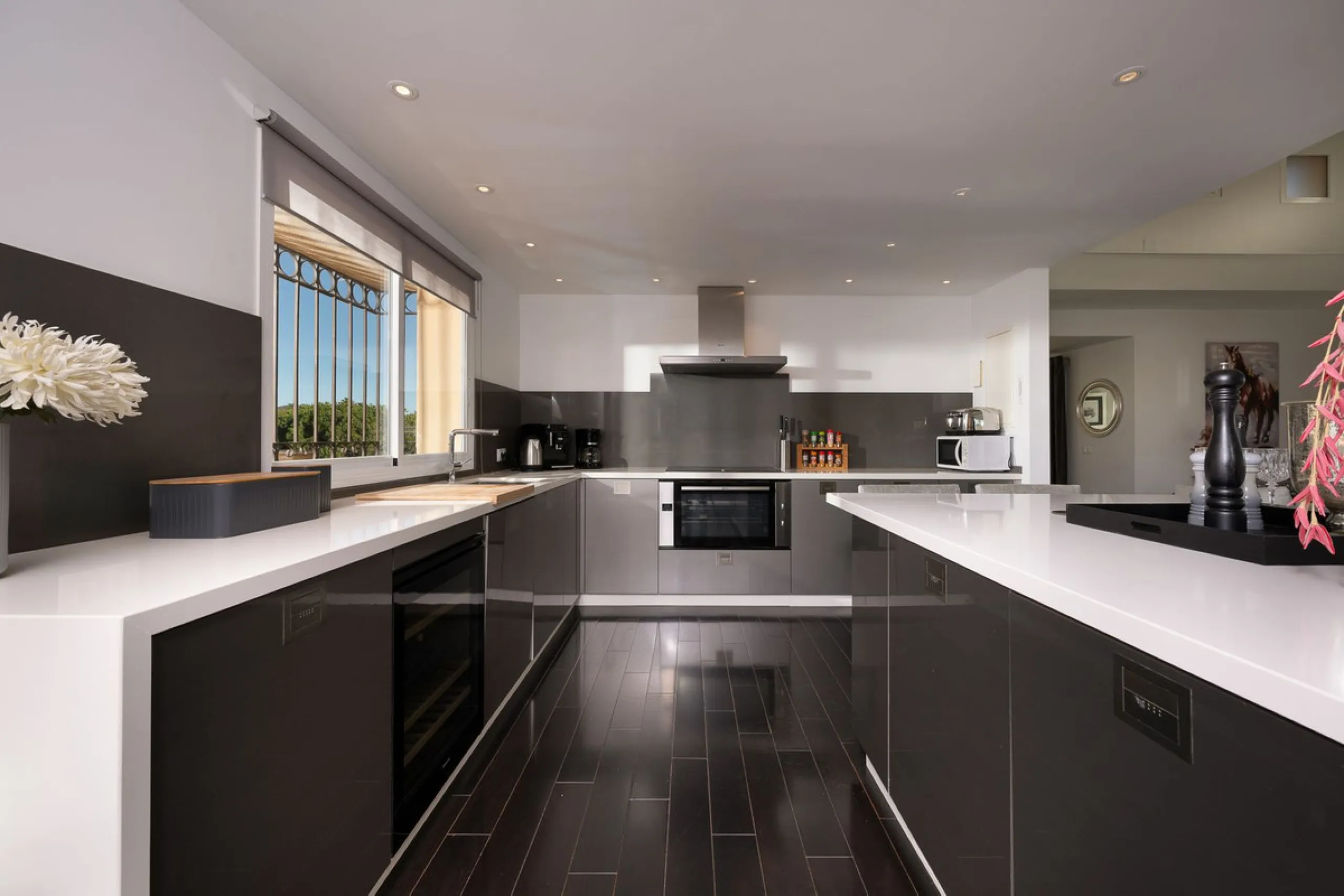 This stunning duplex penthouse in Elviria presents a unique opportunity for both investment and personal enjoyment, boasting unparalleled sea views and a prime location just moments from all amenities and the beach in Elviria.