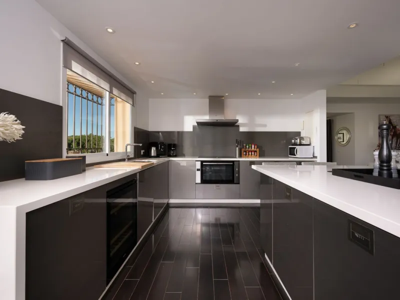 This stunning duplex penthouse in Elviria presents a unique opportunity for both investment and personal enjoyment, boasting unparalleled sea views and a prime location just moments from all amenities and the beach in Elviria.