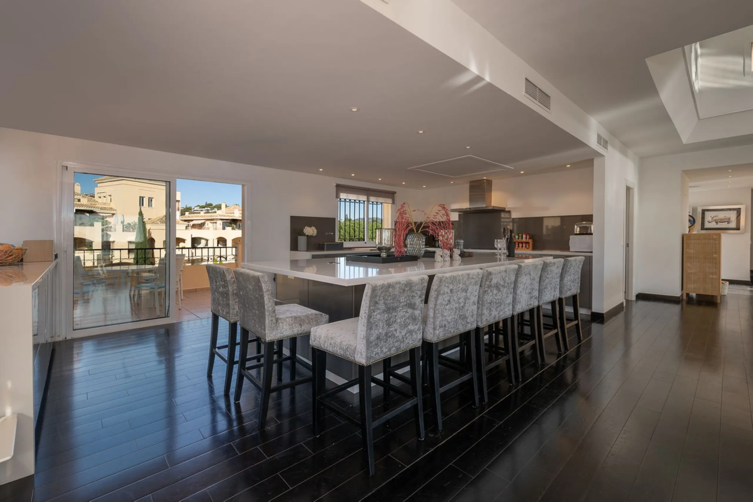 This stunning duplex penthouse in Elviria presents a unique opportunity for both investment and personal enjoyment, boasting unparalleled sea views and a prime location just moments from all amenities and the beach in Elviria.