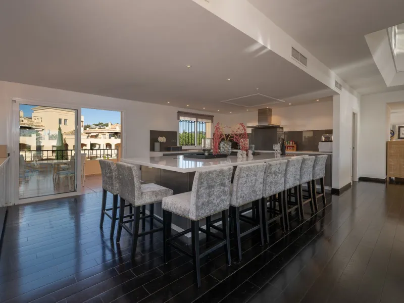 This stunning duplex penthouse in Elviria presents a unique opportunity for both investment and personal enjoyment, boasting unparalleled sea views and a prime location just moments from all amenities and the beach in Elviria.