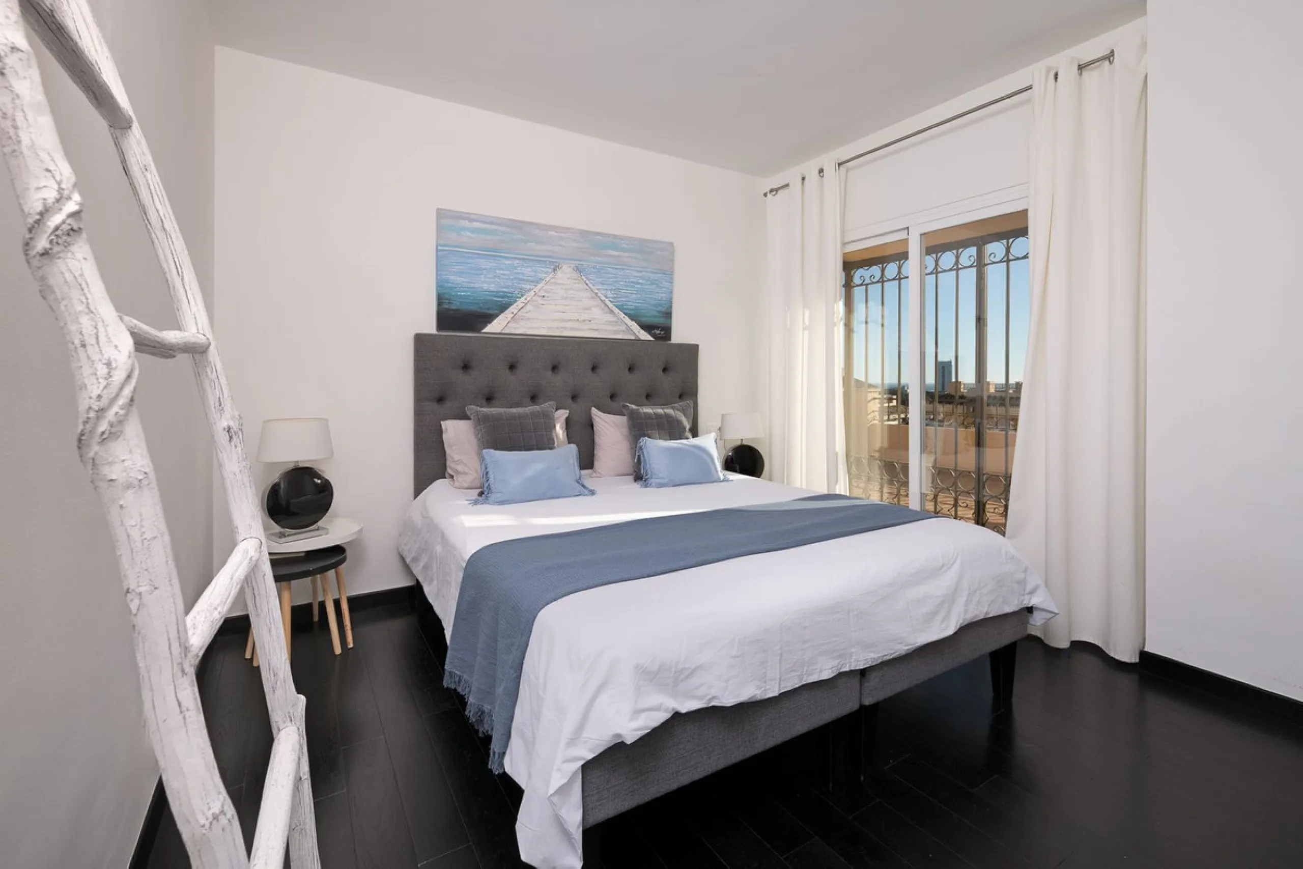 This stunning duplex penthouse in Elviria presents a unique opportunity for both investment and personal enjoyment, boasting unparalleled sea views and a prime location just moments from all amenities and the beach in Elviria.