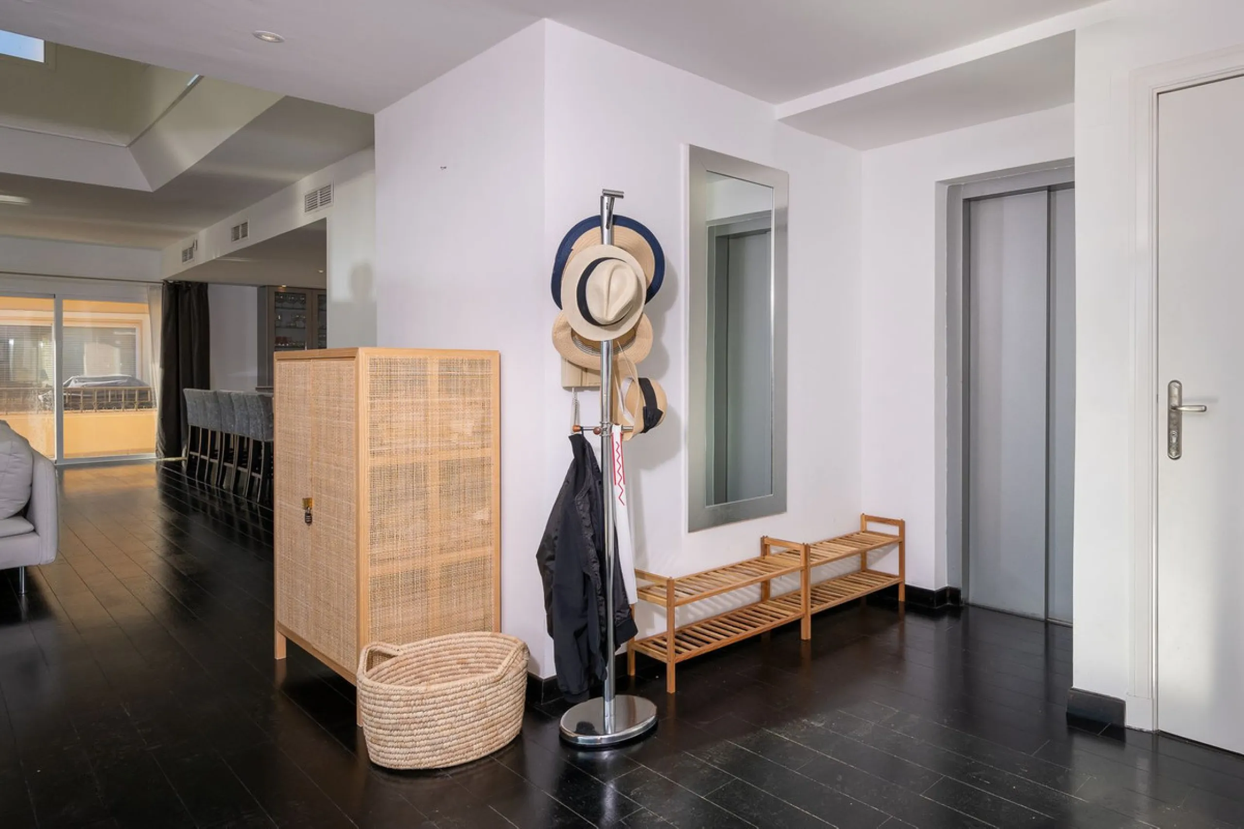 This stunning duplex penthouse in Elviria presents a unique opportunity for both investment and personal enjoyment, boasting unparalleled sea views and a prime location just moments from all amenities and the beach in Elviria.