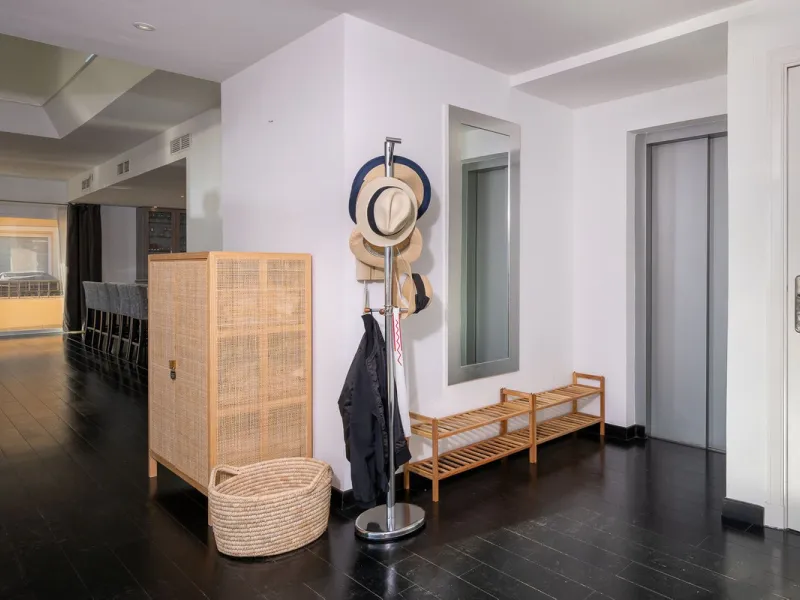This stunning duplex penthouse in Elviria presents a unique opportunity for both investment and personal enjoyment, boasting unparalleled sea views and a prime location just moments from all amenities and the beach in Elviria.