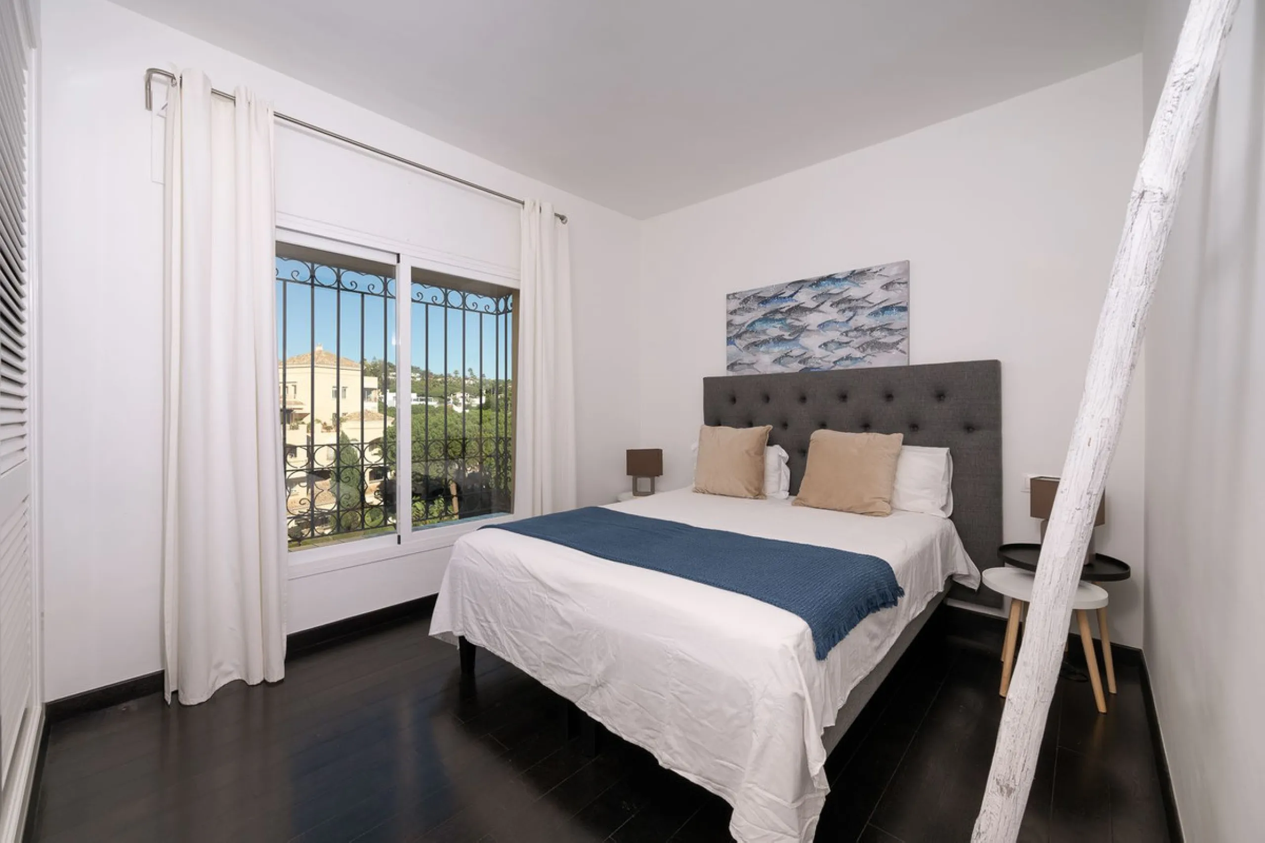 This stunning duplex penthouse in Elviria presents a unique opportunity for both investment and personal enjoyment, boasting unparalleled sea views and a prime location just moments from all amenities and the beach in Elviria.