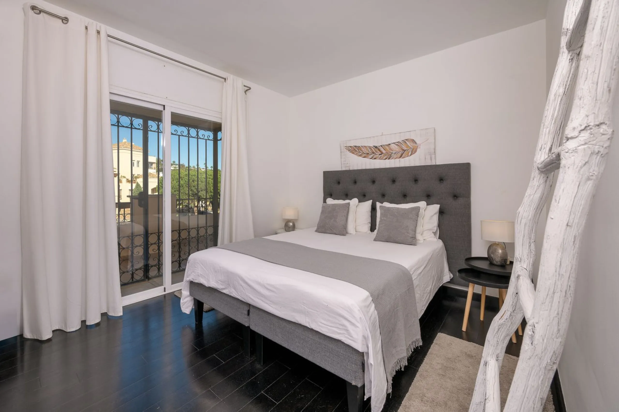 This stunning duplex penthouse in Elviria presents a unique opportunity for both investment and personal enjoyment, boasting unparalleled sea views and a prime location just moments from all amenities and the beach in Elviria.