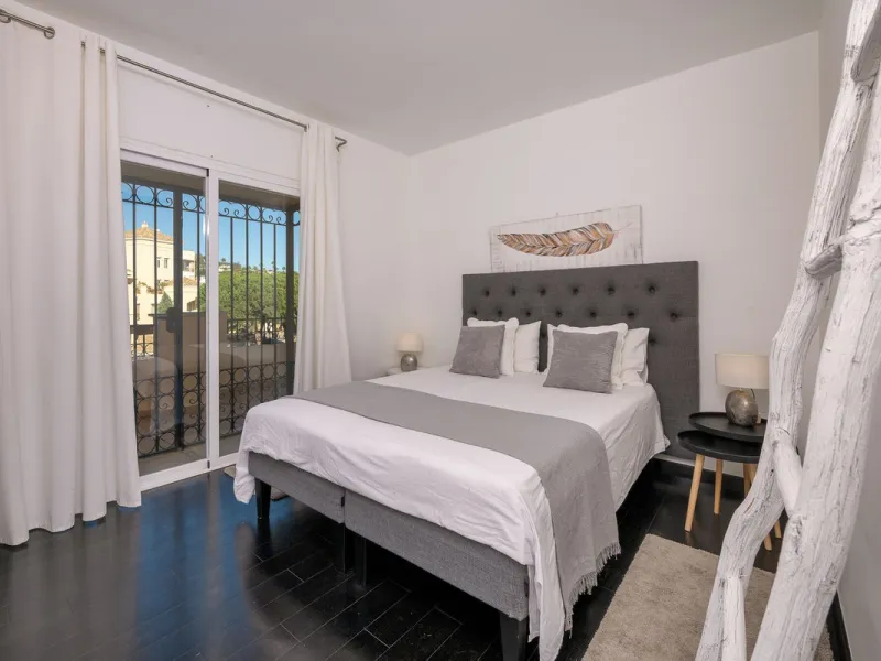 This stunning duplex penthouse in Elviria presents a unique opportunity for both investment and personal enjoyment, boasting unparalleled sea views and a prime location just moments from all amenities and the beach in Elviria.