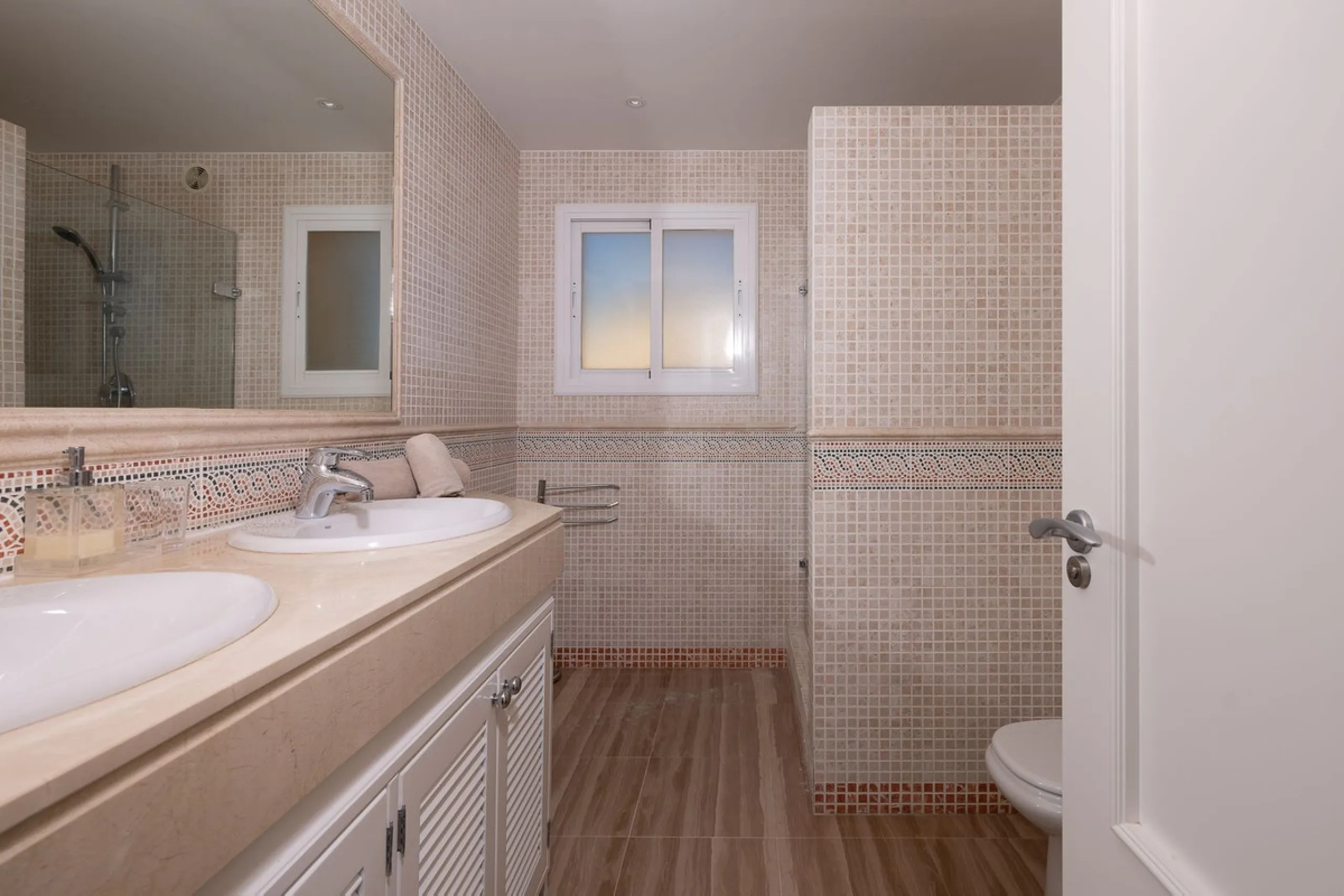 This stunning duplex penthouse in Elviria presents a unique opportunity for both investment and personal enjoyment, boasting unparalleled sea views and a prime location just moments from all amenities and the beach in Elviria.
