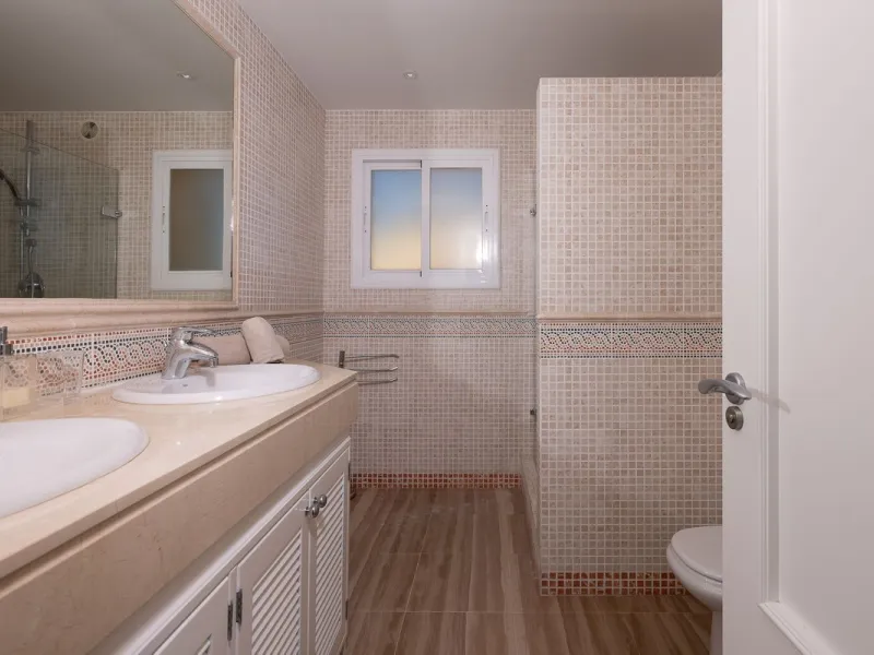 This stunning duplex penthouse in Elviria presents a unique opportunity for both investment and personal enjoyment, boasting unparalleled sea views and a prime location just moments from all amenities and the beach in Elviria.