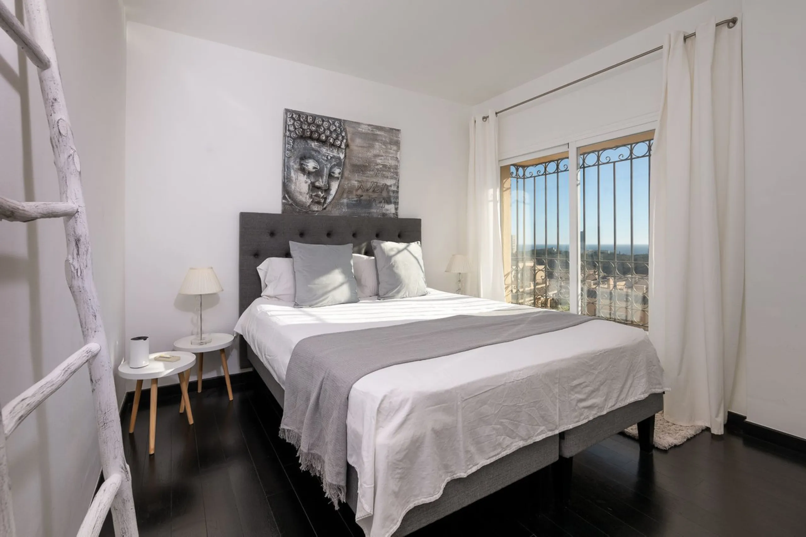 This stunning duplex penthouse in Elviria presents a unique opportunity for both investment and personal enjoyment, boasting unparalleled sea views and a prime location just moments from all amenities and the beach in Elviria.