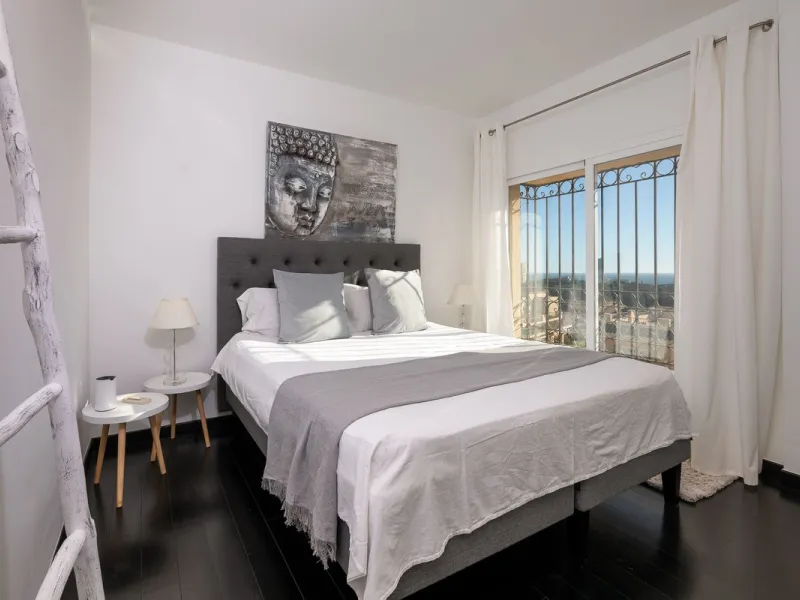 This stunning duplex penthouse in Elviria presents a unique opportunity for both investment and personal enjoyment, boasting unparalleled sea views and a prime location just moments from all amenities and the beach in Elviria.
