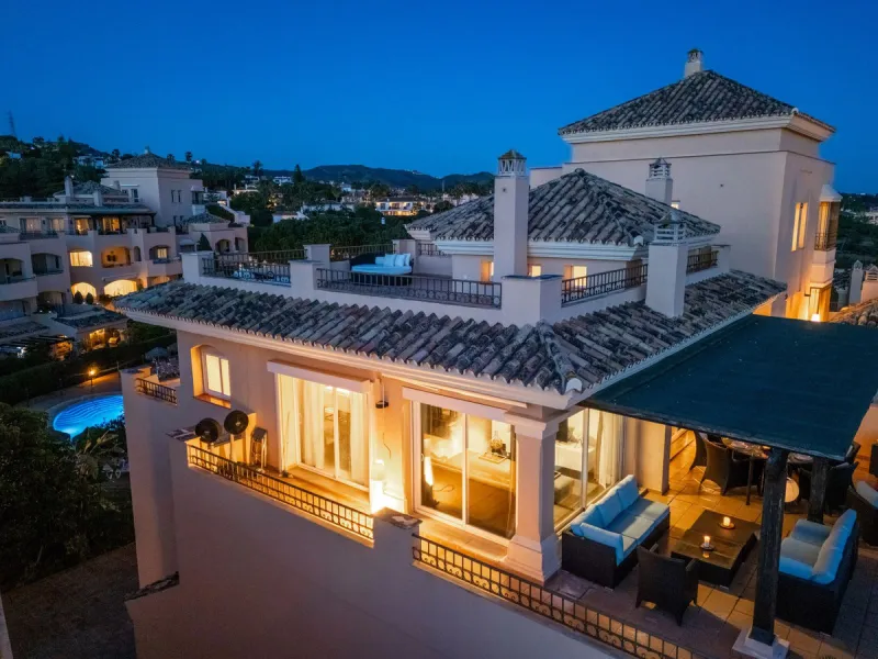 This stunning duplex penthouse in Elviria presents a unique opportunity for both investment and personal enjoyment, boasting unparalleled sea views and a prime location just moments from all amenities and the beach in Elviria.