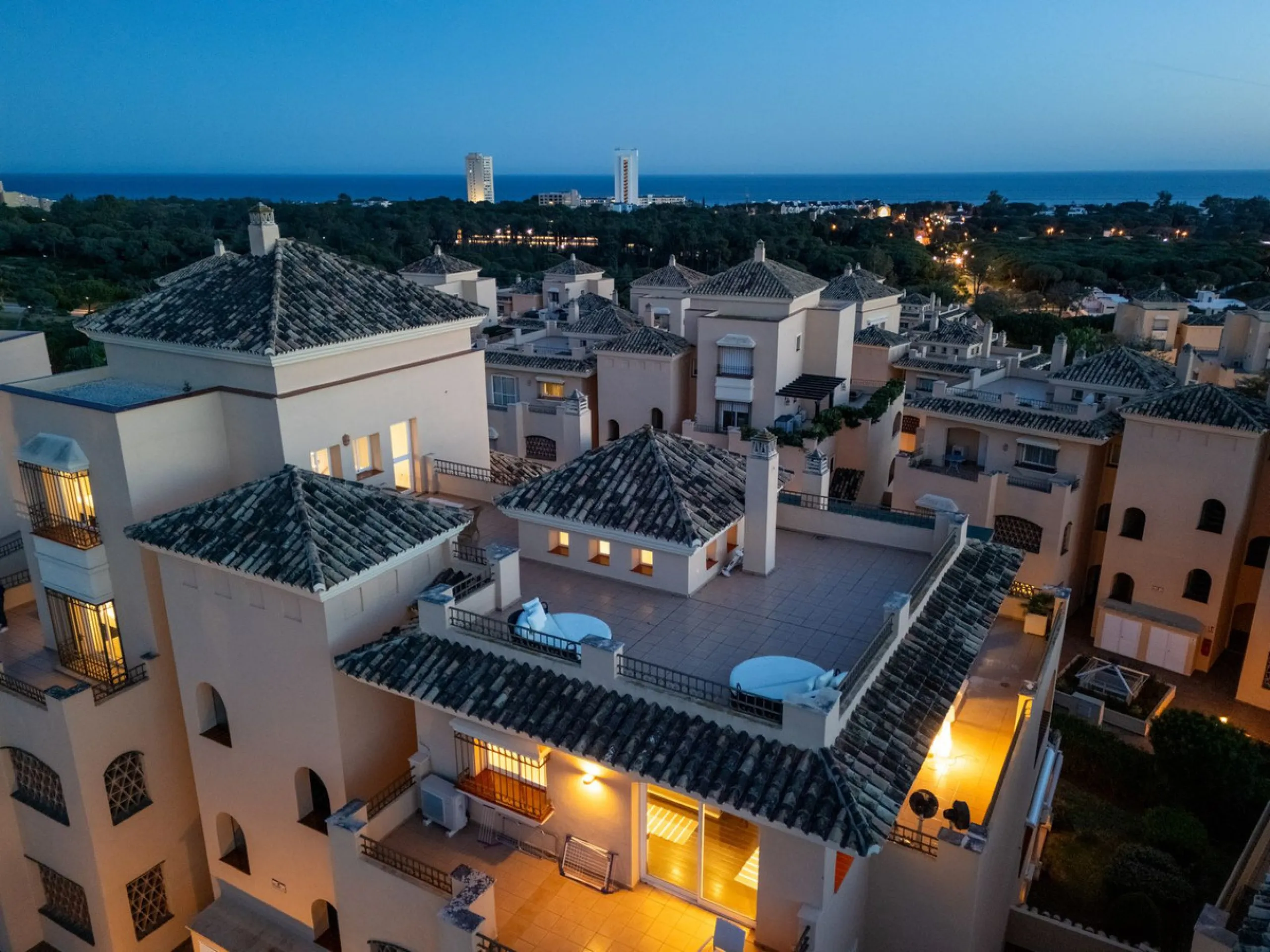 This stunning duplex penthouse in Elviria presents a unique opportunity for both investment and personal enjoyment, boasting unparalleled sea views and a prime location just moments from all amenities and the beach in Elviria.
