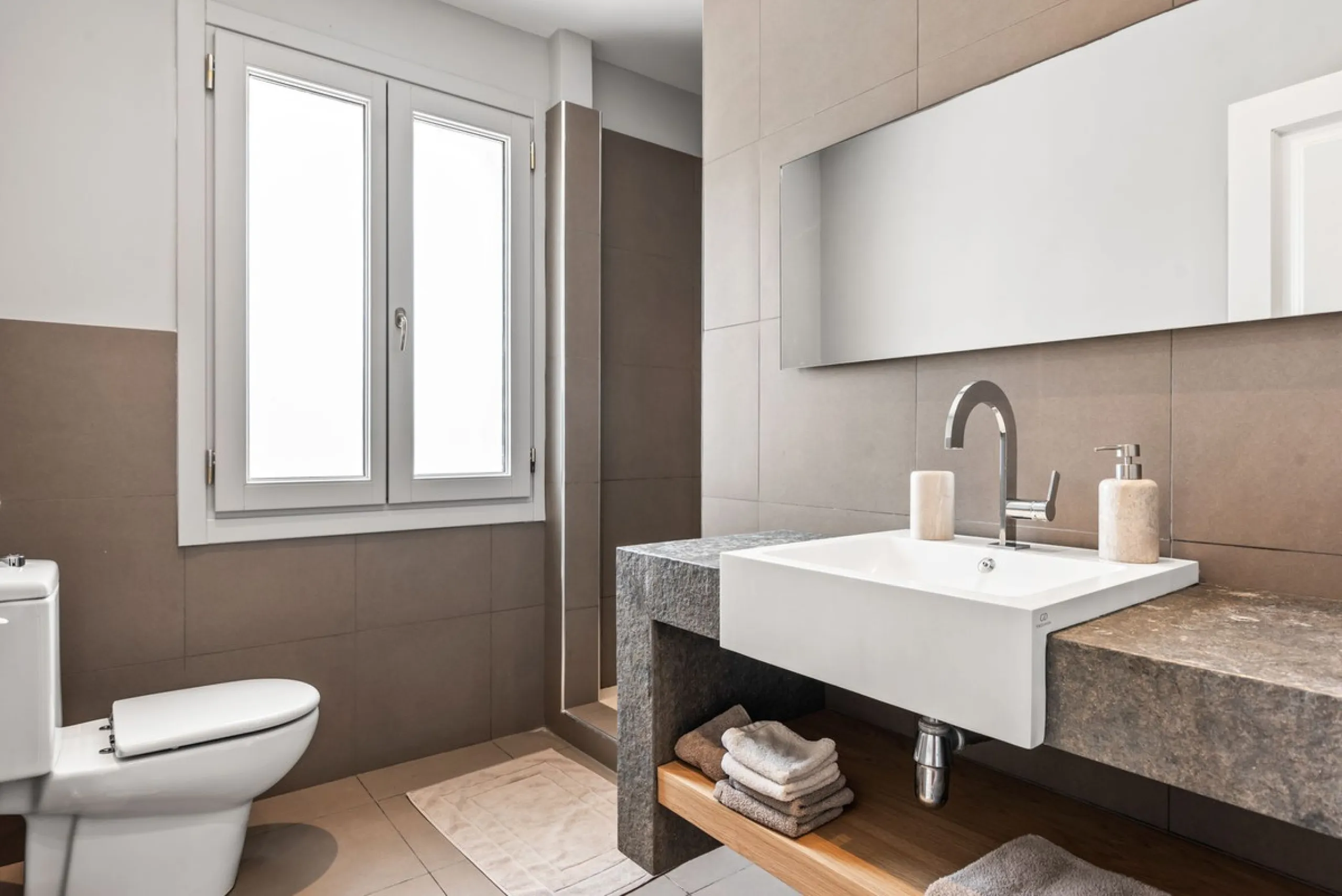 House - Townhouse в продаже в Benahavís, Málaga. В доме 5 спален и 6 ванных комнат. Площадь дома 308 м². Площадь участка 181 м²