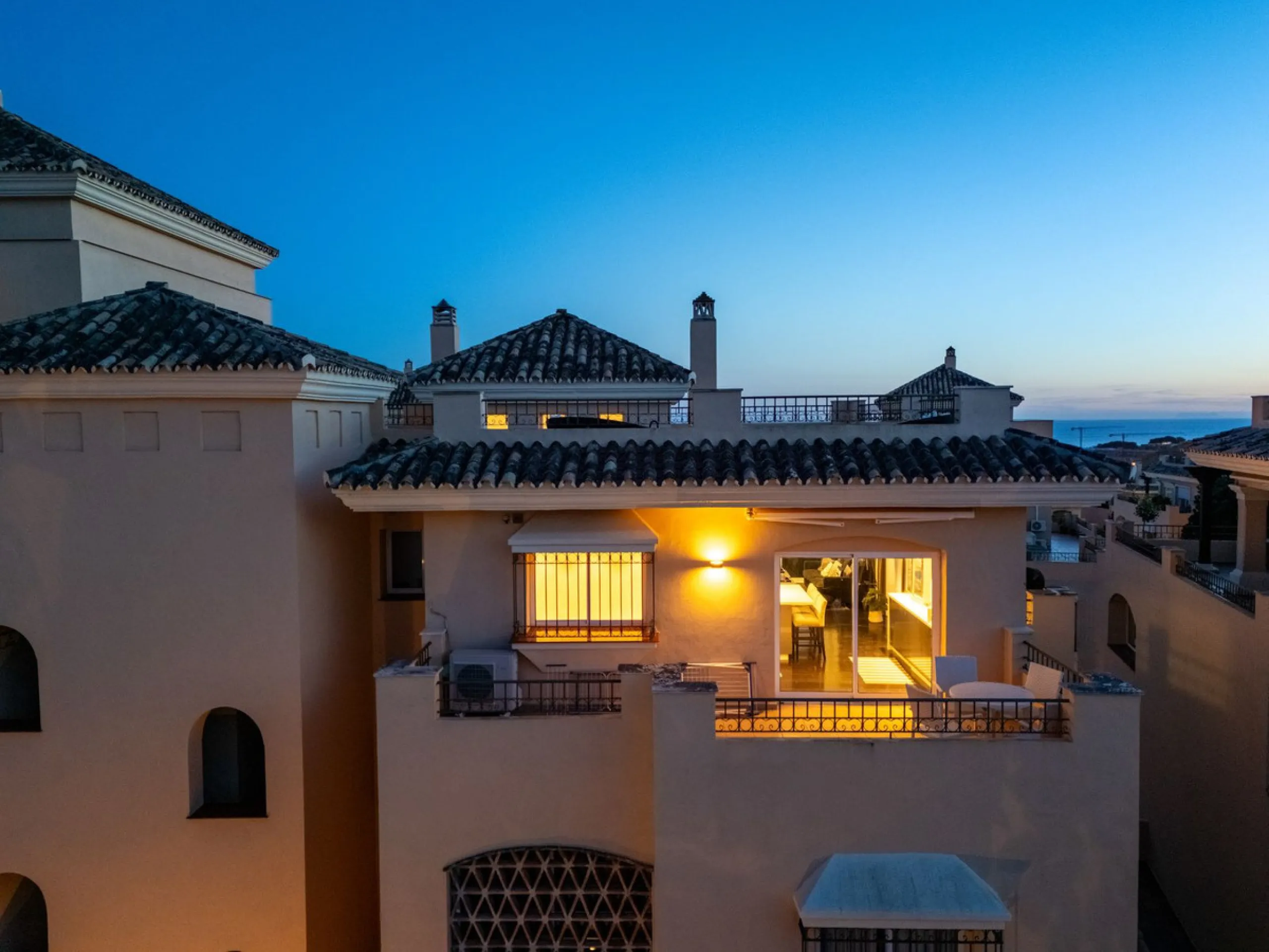 This stunning duplex penthouse in Elviria presents a unique opportunity for both investment and personal enjoyment, boasting unparalleled sea views and a prime location just moments from all amenities and the beach in Elviria.