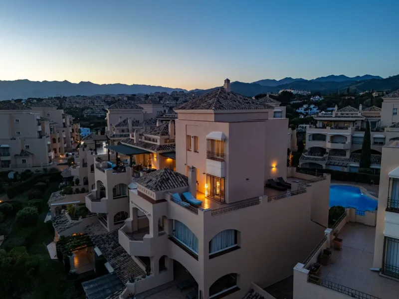 This stunning duplex penthouse in Elviria presents a unique opportunity for both investment and personal enjoyment, boasting unparalleled sea views and a prime location just moments from all amenities and the beach in Elviria.