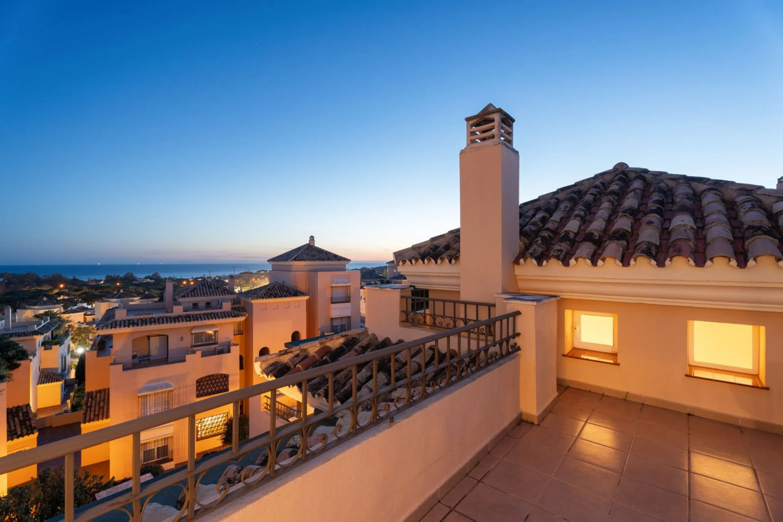This stunning duplex penthouse in Elviria presents a unique opportunity for both investment and personal enjoyment, boasting unparalleled sea views and a prime location just moments from all amenities and the beach in Elviria.