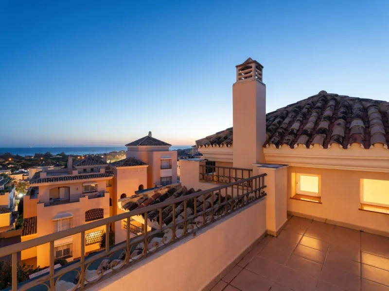 This stunning duplex penthouse in Elviria presents a unique opportunity for both investment and personal enjoyment, boasting unparalleled sea views and a prime location just moments from all amenities and the beach in Elviria.