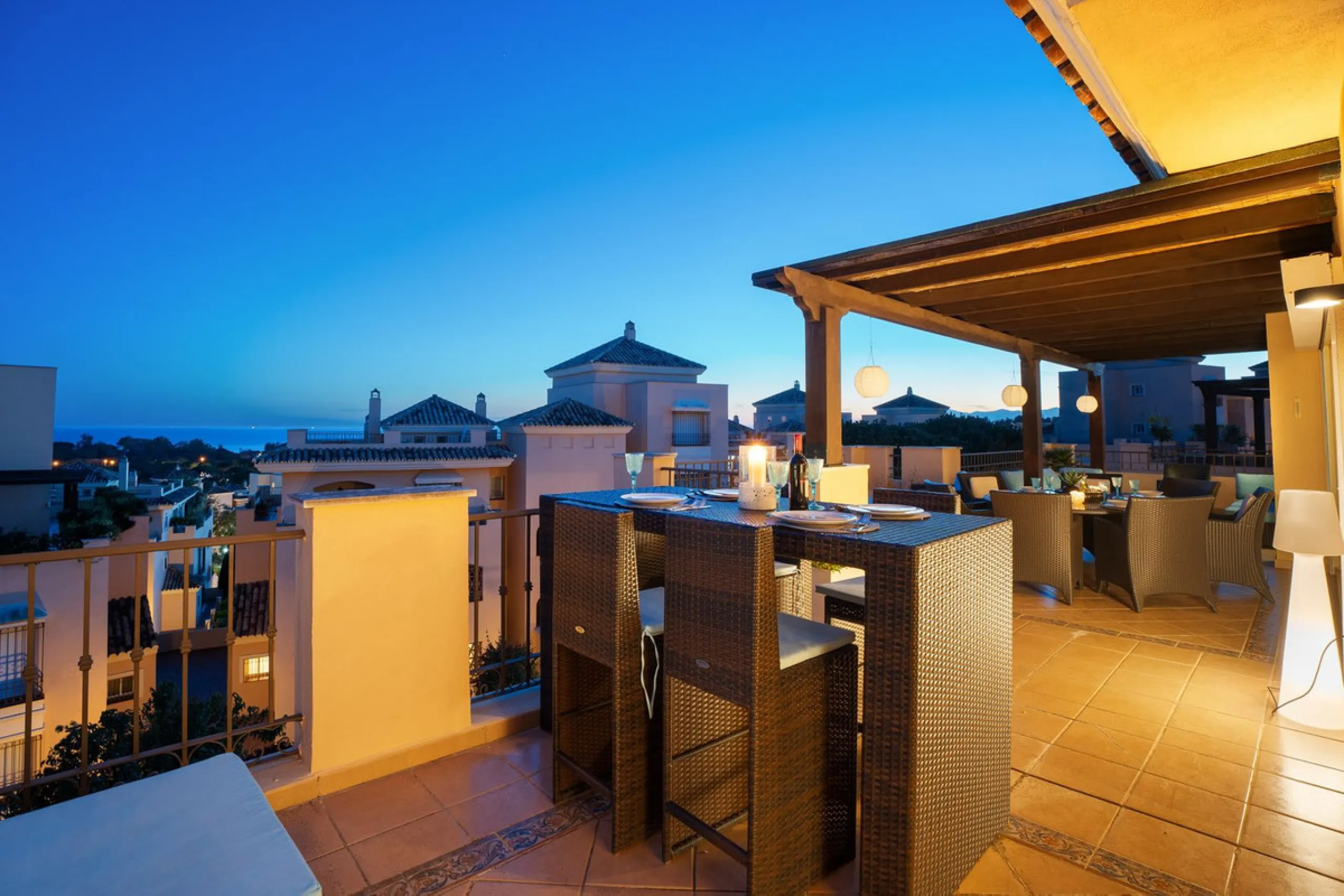 This stunning duplex penthouse in Elviria presents a unique opportunity for both investment and personal enjoyment, boasting unparalleled sea views and a prime location just moments from all amenities and the beach in Elviria.