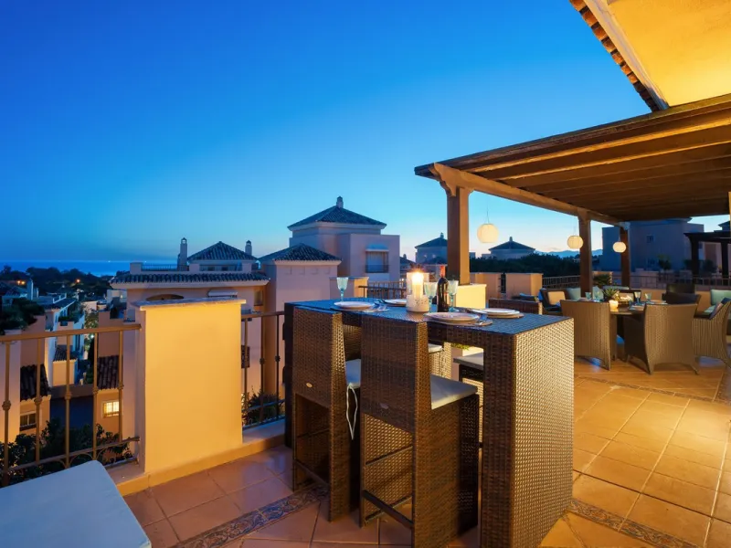 This stunning duplex penthouse in Elviria presents a unique opportunity for both investment and personal enjoyment, boasting unparalleled sea views and a prime location just moments from all amenities and the beach in Elviria.