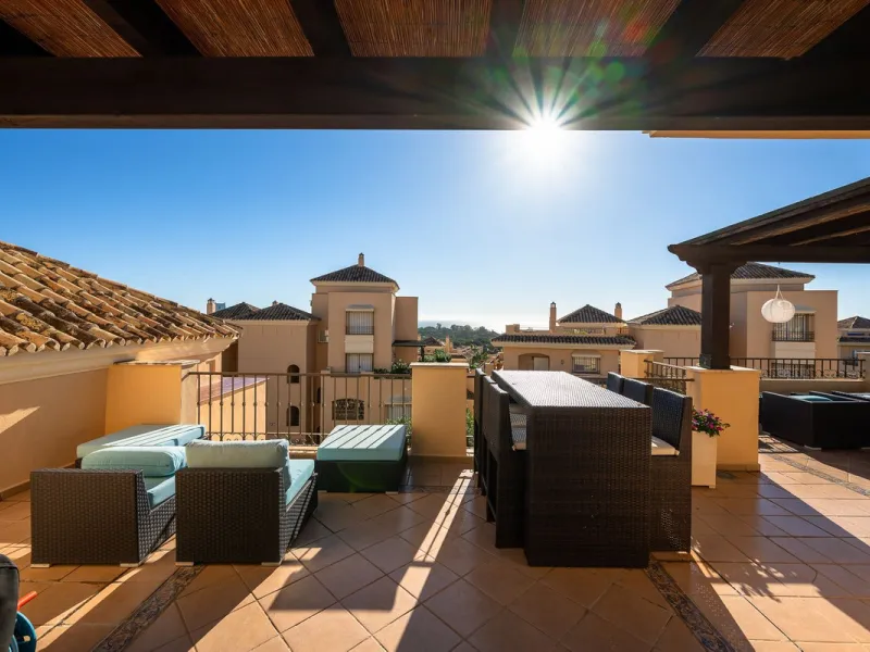 This stunning duplex penthouse in Elviria presents a unique opportunity for both investment and personal enjoyment, boasting unparalleled sea views and a prime location just moments from all amenities and the beach in Elviria.