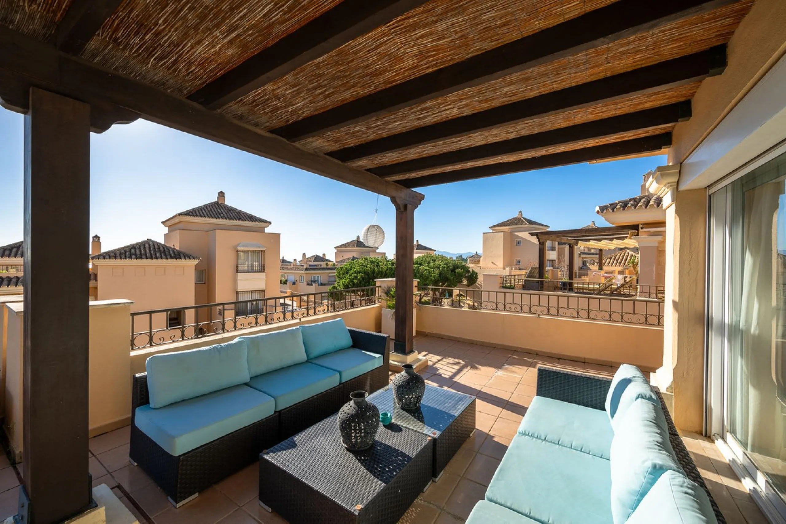 This stunning duplex penthouse in Elviria presents a unique opportunity for both investment and personal enjoyment, boasting unparalleled sea views and a prime location just moments from all amenities and the beach in Elviria.