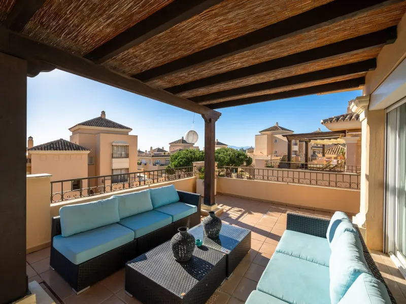 This stunning duplex penthouse in Elviria presents a unique opportunity for both investment and personal enjoyment, boasting unparalleled sea views and a prime location just moments from all amenities and the beach in Elviria.