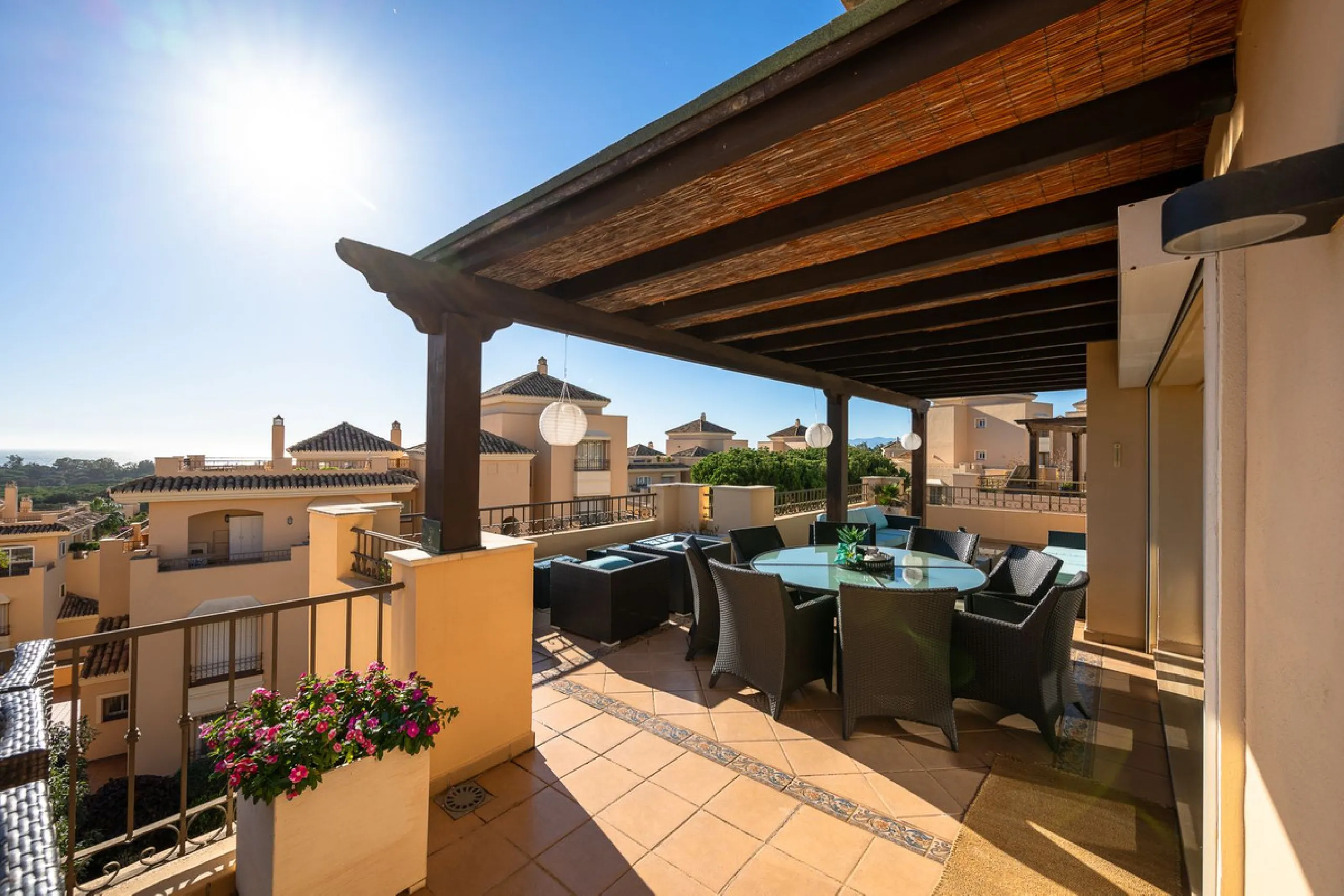 This stunning duplex penthouse in Elviria presents a unique opportunity for both investment and personal enjoyment, boasting unparalleled sea views and a prime location just moments from all amenities and the beach in Elviria.