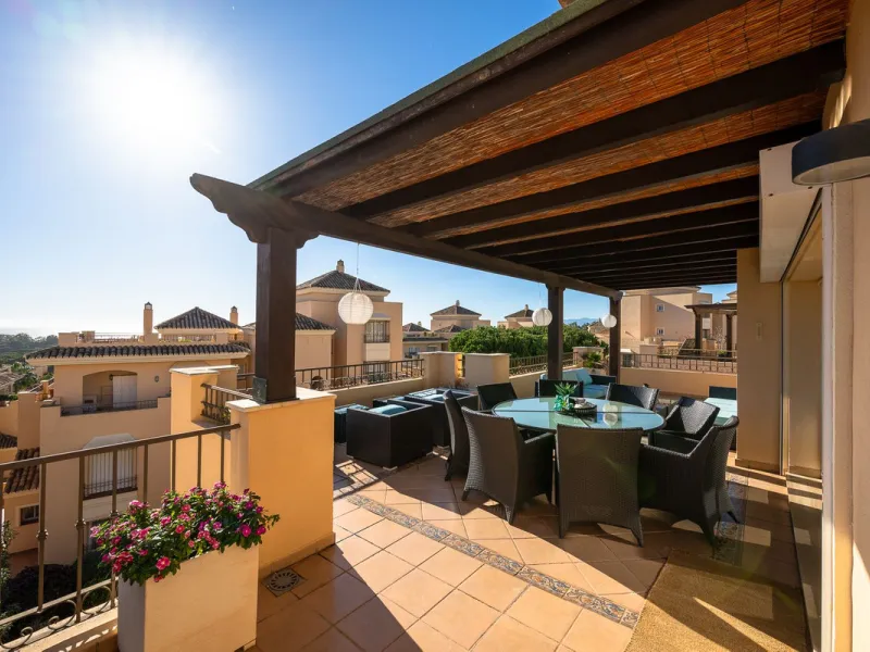 This stunning duplex penthouse in Elviria presents a unique opportunity for both investment and personal enjoyment, boasting unparalleled sea views and a prime location just moments from all amenities and the beach in Elviria.