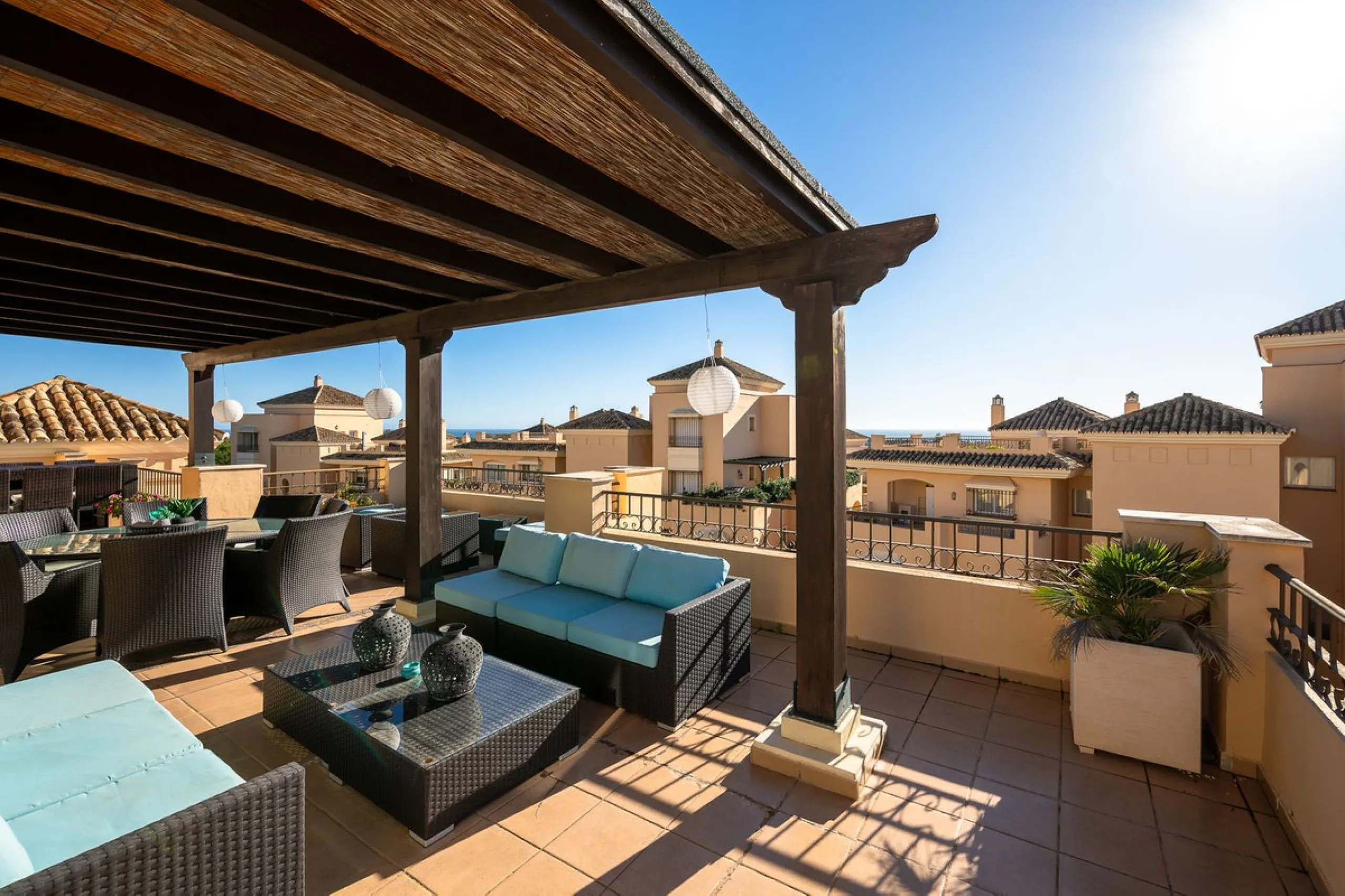 This stunning duplex penthouse in Elviria presents a unique opportunity for both investment and personal enjoyment, boasting unparalleled sea views and a prime location just moments from all amenities and the beach in Elviria.