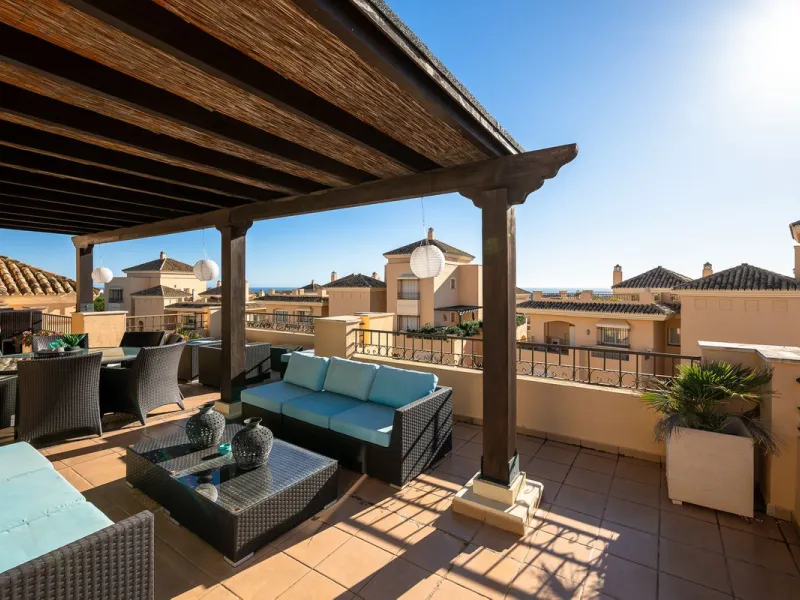 This stunning duplex penthouse in Elviria presents a unique opportunity for both investment and personal enjoyment, boasting unparalleled sea views and a prime location just moments from all amenities and the beach in Elviria.
