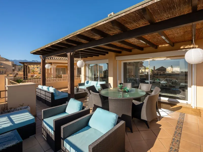 This stunning duplex penthouse in Elviria presents a unique opportunity for both investment and personal enjoyment, boasting unparalleled sea views and a prime location just moments from all amenities and the beach in Elviria.