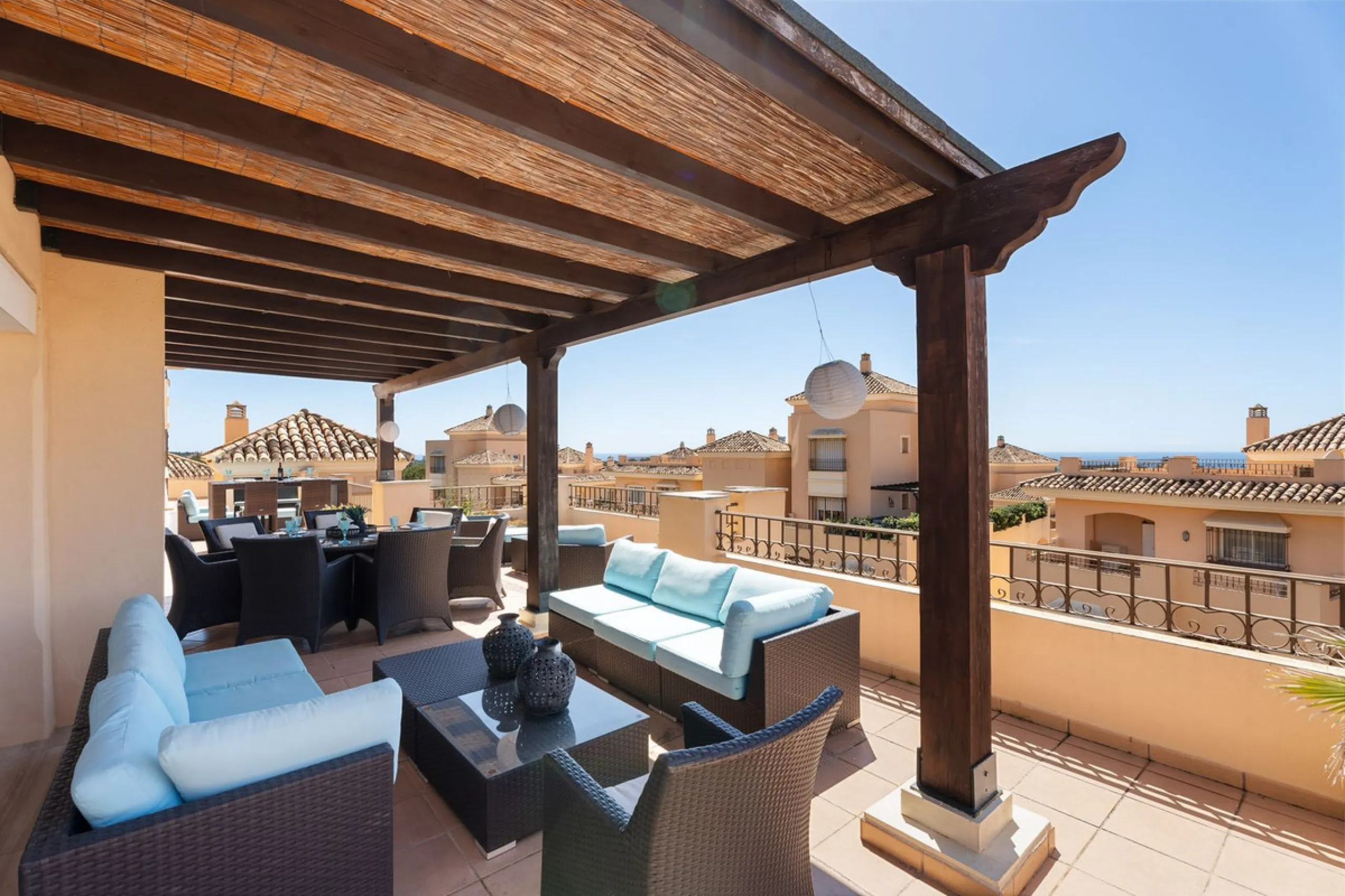This stunning duplex penthouse in Elviria presents a unique opportunity for both investment and personal enjoyment, boasting unparalleled sea views and a prime location just moments from all amenities and the beach in Elviria.