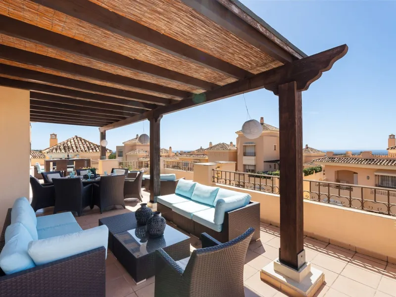 This stunning duplex penthouse in Elviria presents a unique opportunity for both investment and personal enjoyment, boasting unparalleled sea views and a prime location just moments from all amenities and the beach in Elviria.