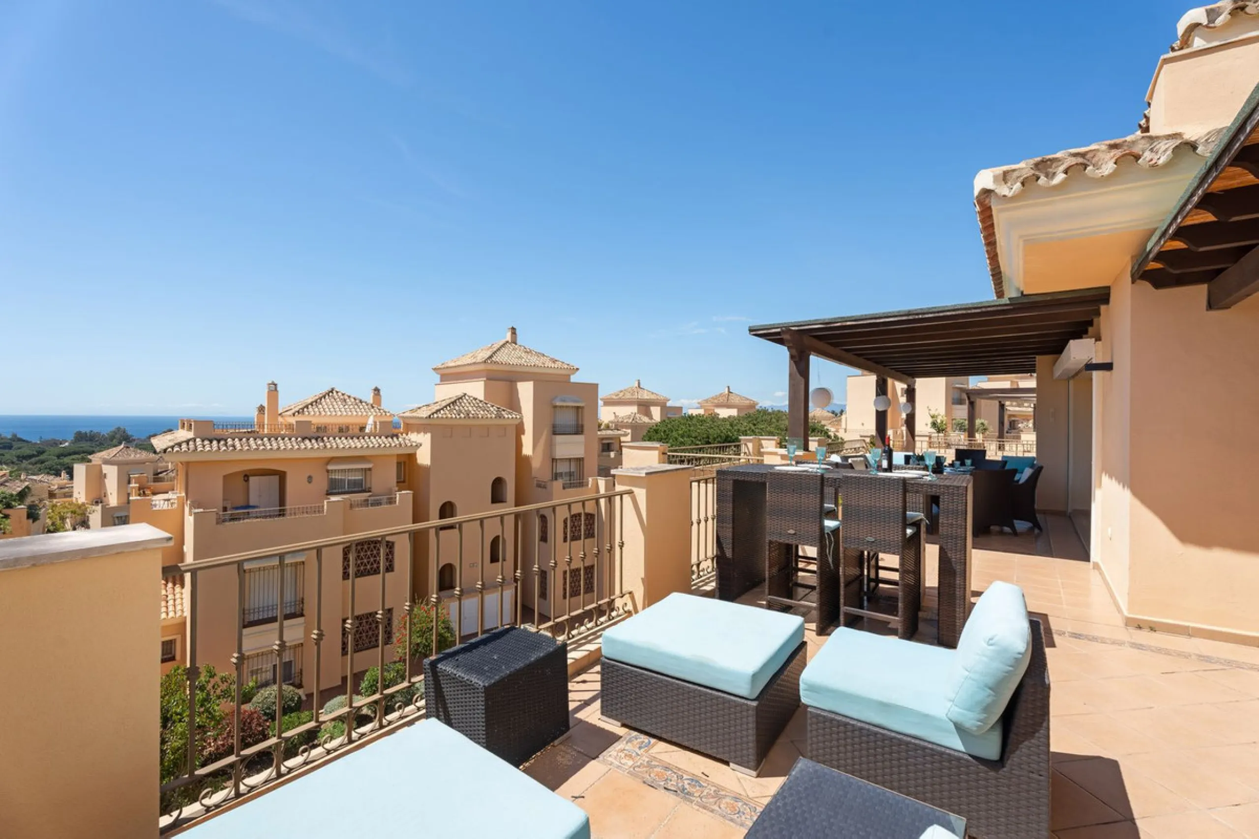 This stunning duplex penthouse in Elviria presents a unique opportunity for both investment and personal enjoyment, boasting unparalleled sea views and a prime location just moments from all amenities and the beach in Elviria.