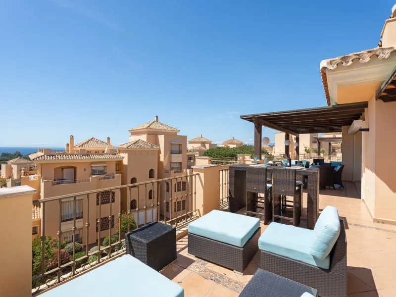 This stunning duplex penthouse in Elviria presents a unique opportunity for both investment and personal enjoyment, boasting unparalleled sea views and a prime location just moments from all amenities and the beach in Elviria.
