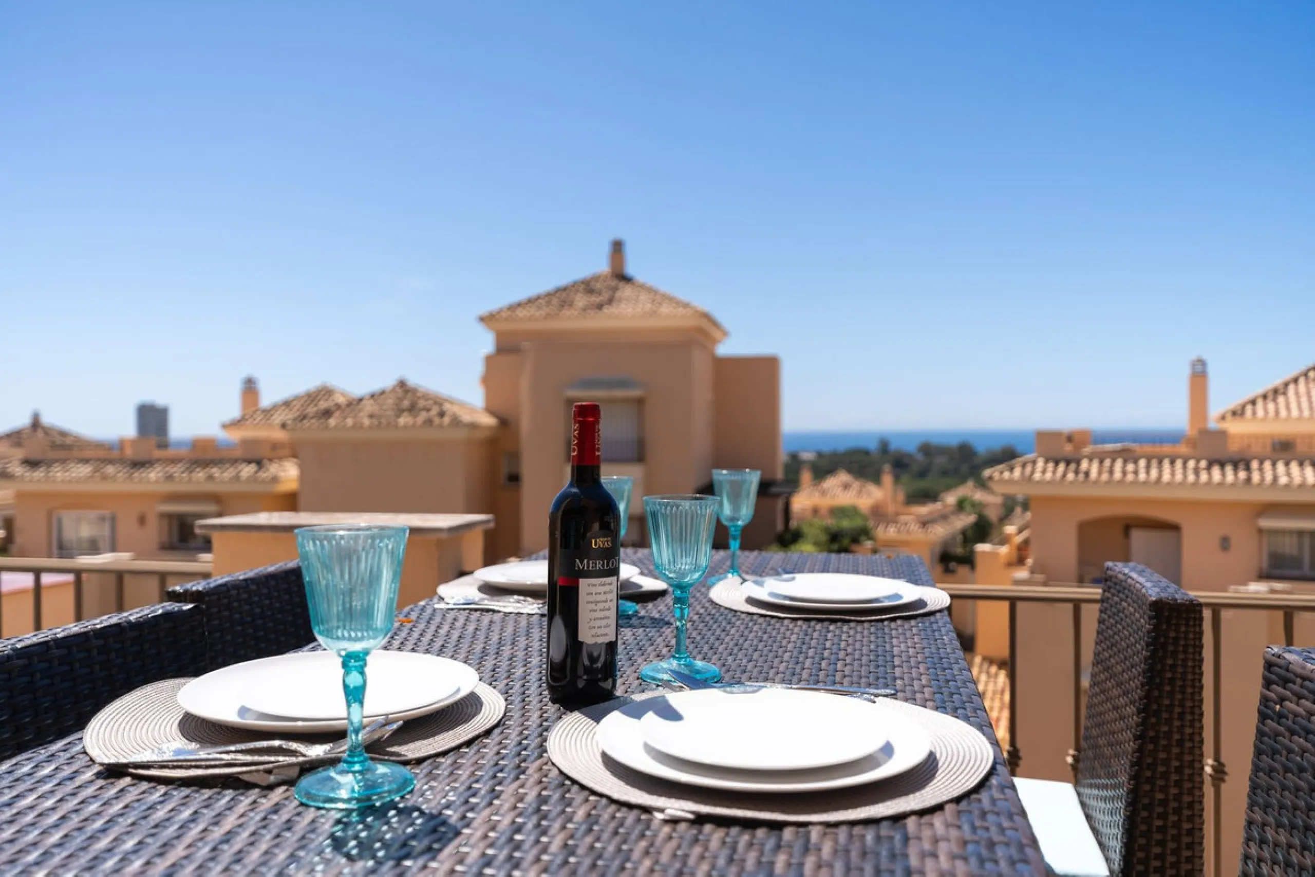This stunning duplex penthouse in Elviria presents a unique opportunity for both investment and personal enjoyment, boasting unparalleled sea views and a prime location just moments from all amenities and the beach in Elviria.