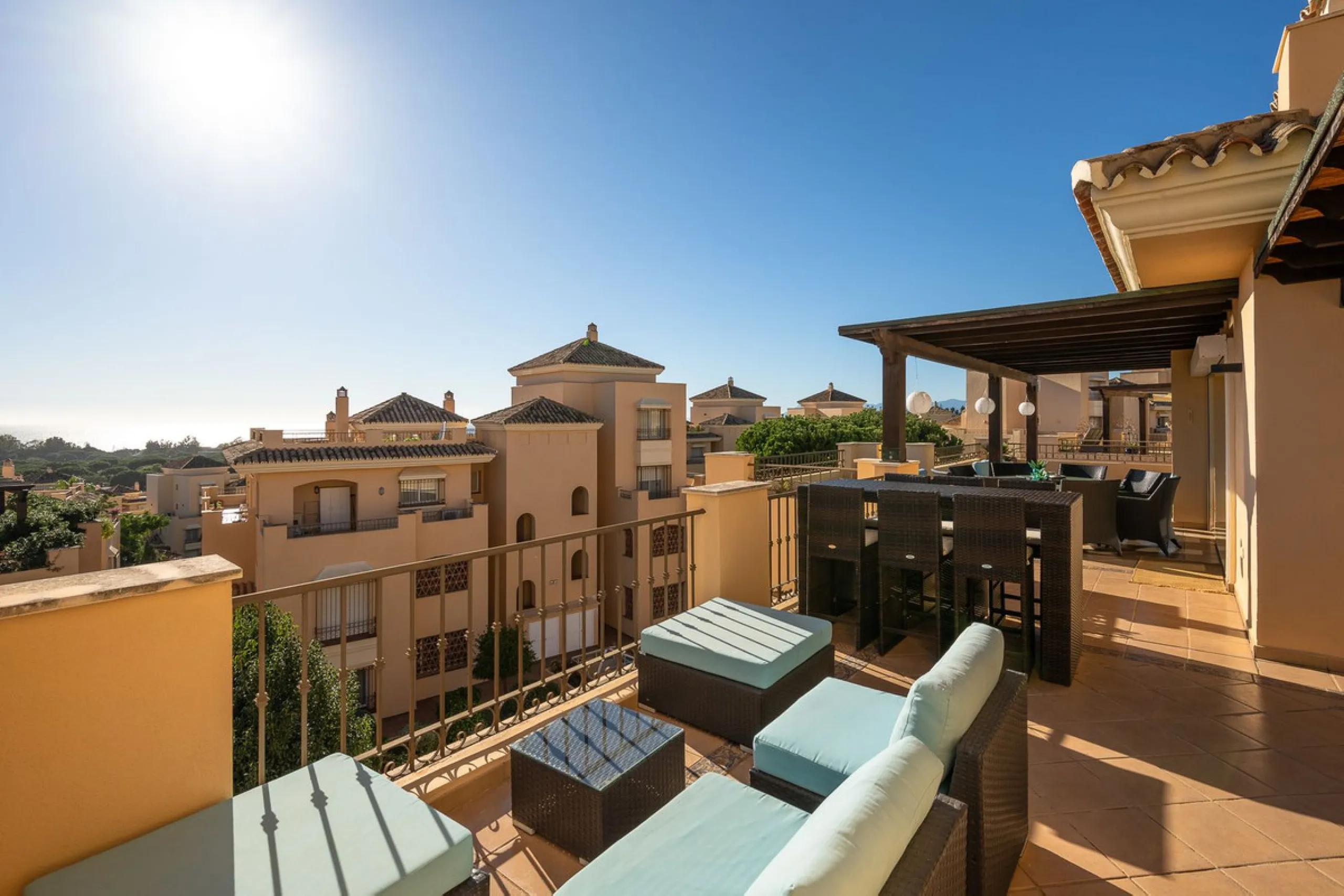 This stunning duplex penthouse in Elviria presents a unique opportunity for both investment and personal enjoyment, boasting unparalleled sea views and a prime location just moments from all amenities and the beach in Elviria.