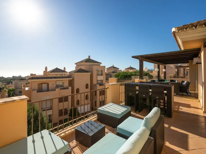 This stunning duplex penthouse in Elviria presents a unique opportunity for both investment and personal enjoyment, boasting unparalleled sea views and a prime location just moments from all amenities and the beach in Elviria.
