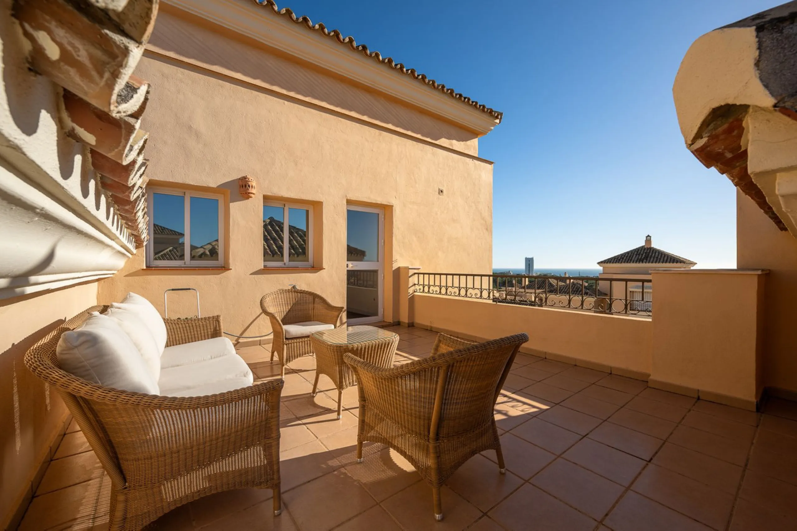 This stunning duplex penthouse in Elviria presents a unique opportunity for both investment and personal enjoyment, boasting unparalleled sea views and a prime location just moments from all amenities and the beach in Elviria.
