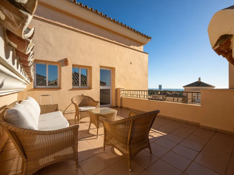 This stunning duplex penthouse in Elviria presents a unique opportunity for both investment and personal enjoyment, boasting unparalleled sea views and a prime location just moments from all amenities and the beach in Elviria.
