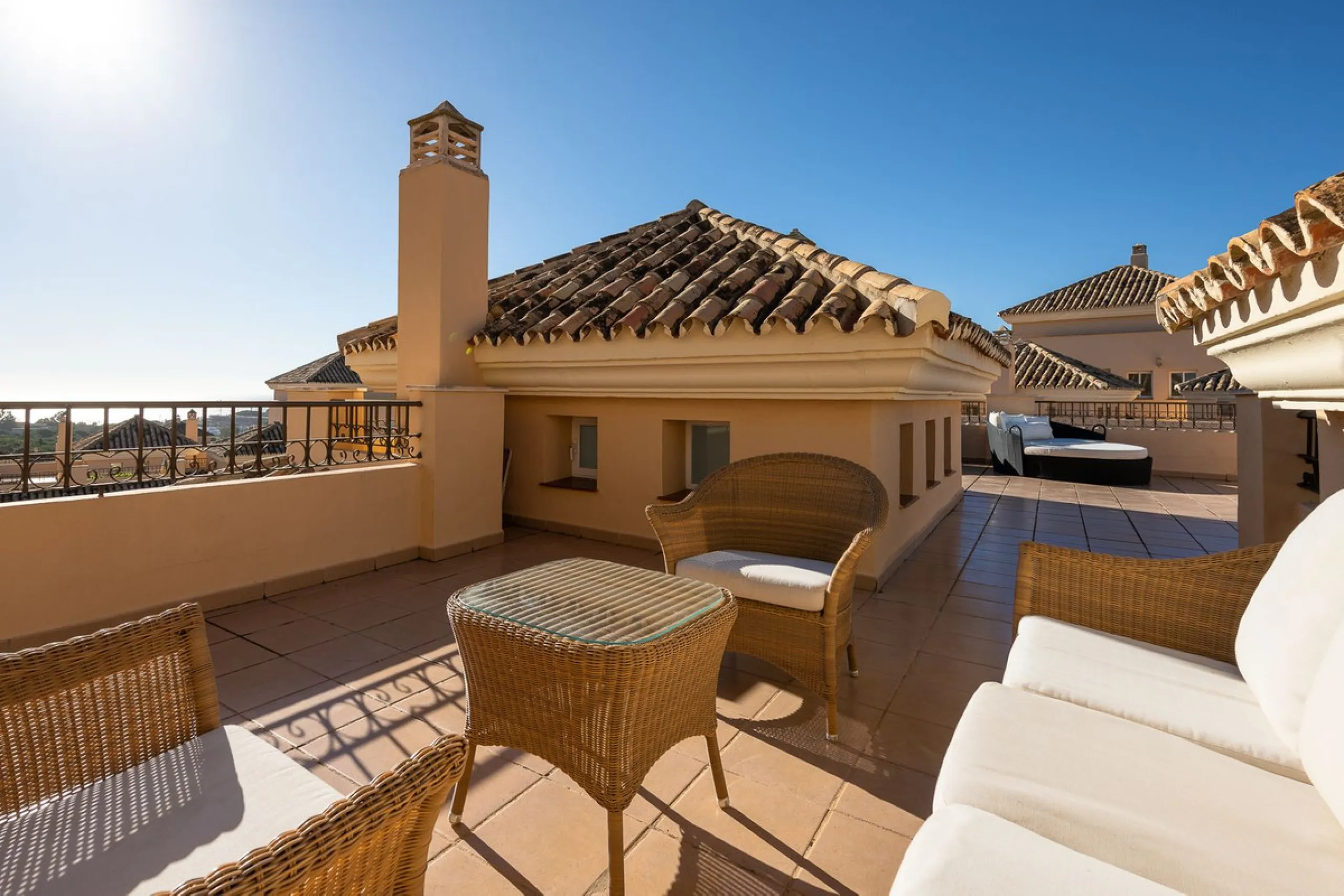 This stunning duplex penthouse in Elviria presents a unique opportunity for both investment and personal enjoyment, boasting unparalleled sea views and a prime location just moments from all amenities and the beach in Elviria.