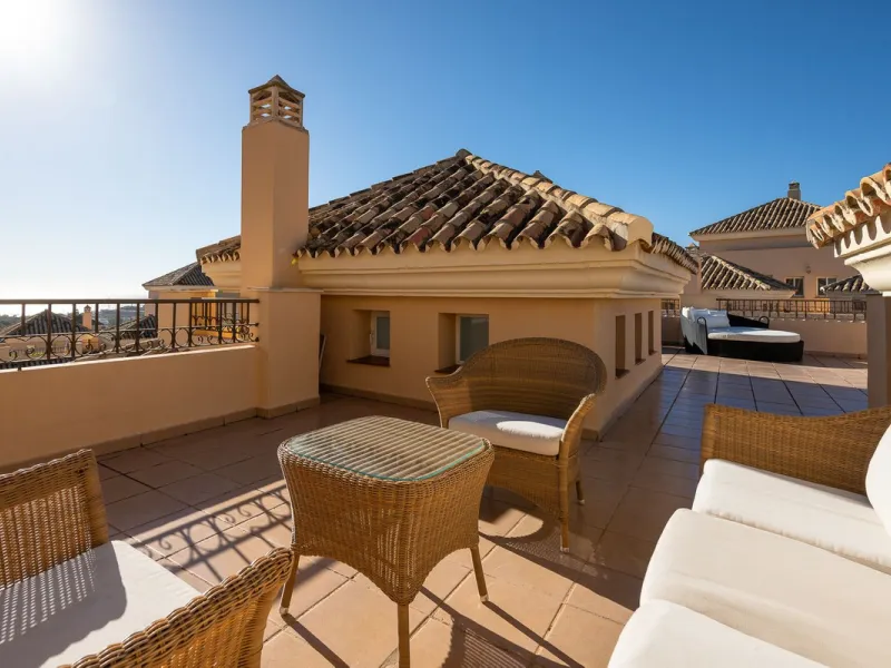 This stunning duplex penthouse in Elviria presents a unique opportunity for both investment and personal enjoyment, boasting unparalleled sea views and a prime location just moments from all amenities and the beach in Elviria.