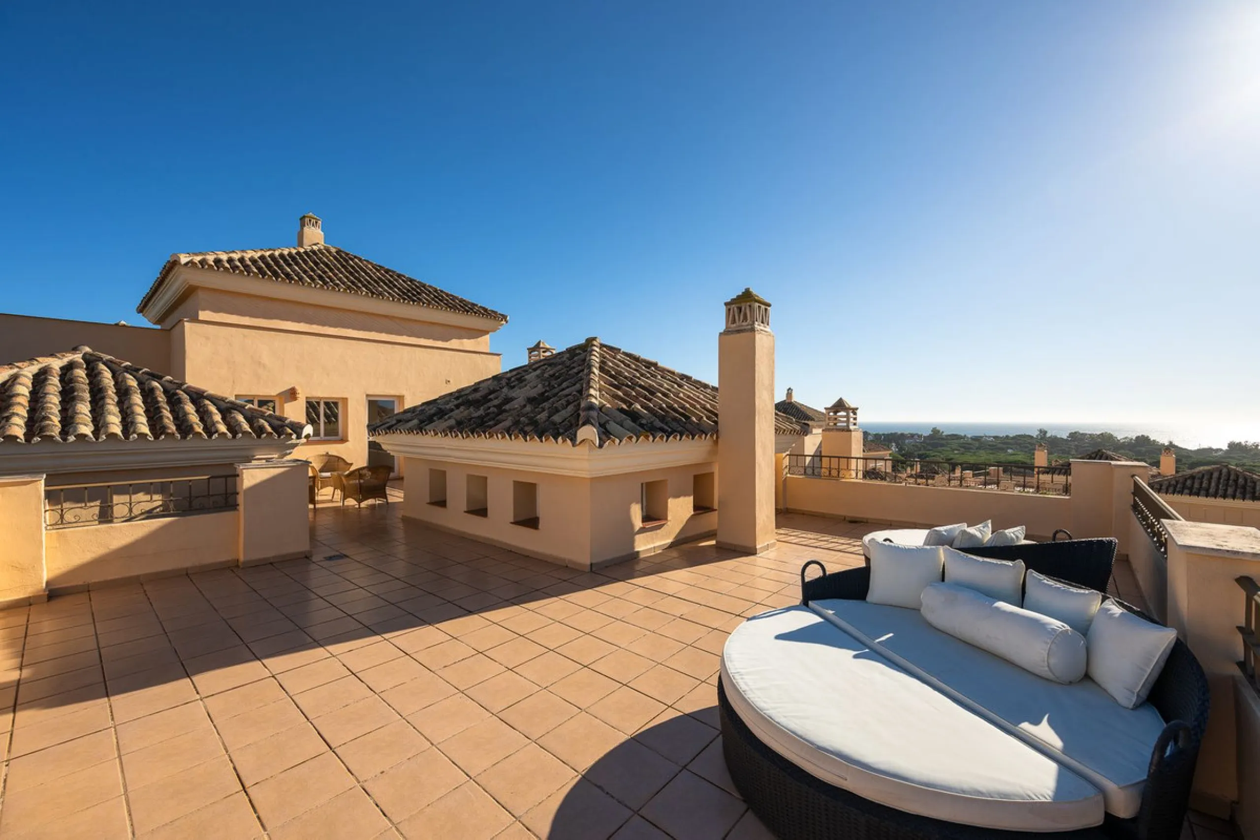 This stunning duplex penthouse in Elviria presents a unique opportunity for both investment and personal enjoyment, boasting unparalleled sea views and a prime location just moments from all amenities and the beach in Elviria.