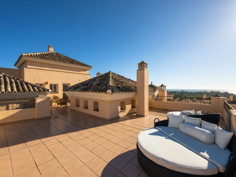 This stunning duplex penthouse in Elviria presents a unique opportunity for both investment and personal enjoyment, boasting unparalleled sea views and a prime location just moments from all amenities and the beach in Elviria.